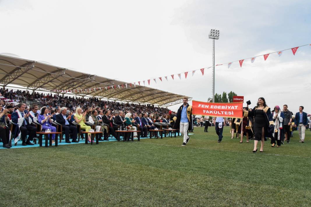 BŞEÜ'DE MEZUNİYET COŞKUSU 2