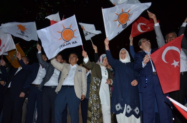 AK PARTİ ZAFERİ KUTLADI 16