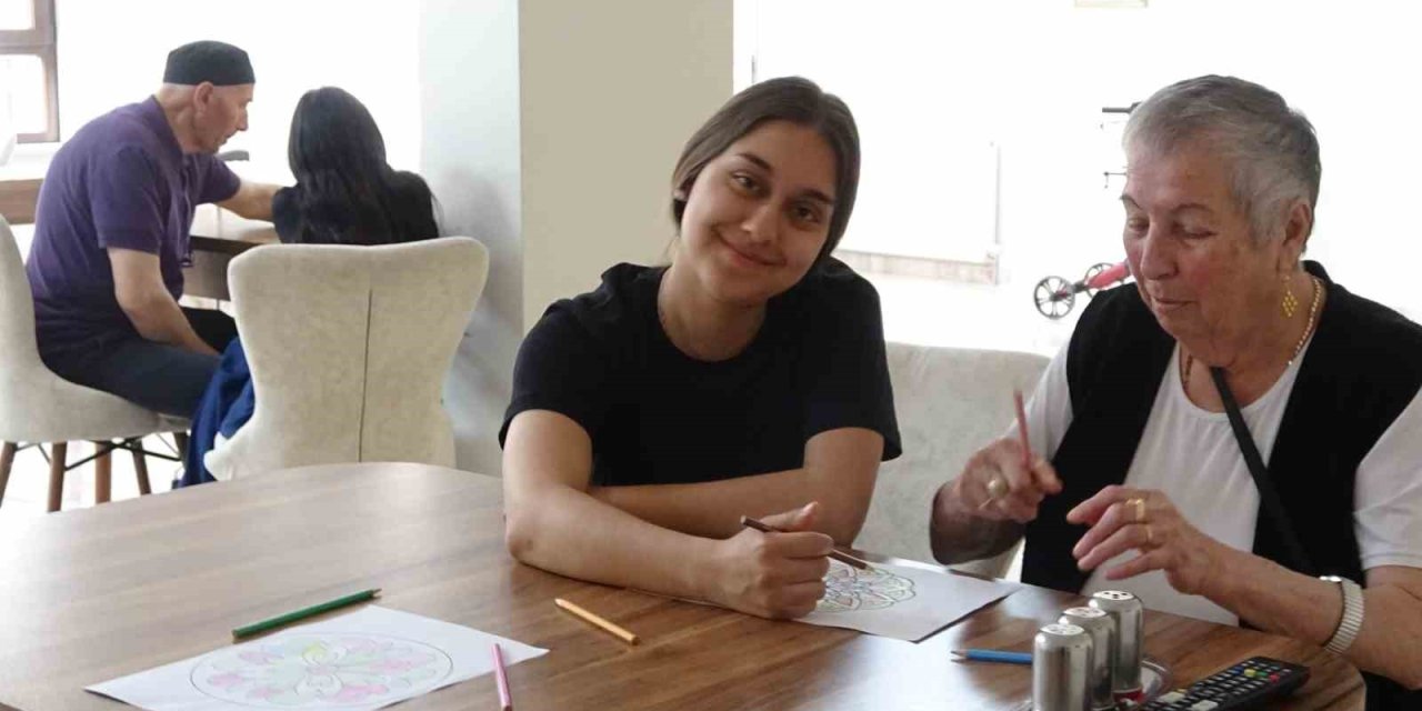 İspanyol Öğrenciler Huzurevinde Staj Yapıyor