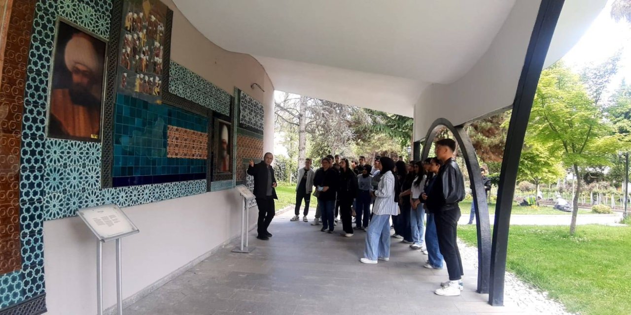 Öğrenciler Bilecik'in Tarihi Yerlerini Gezdi