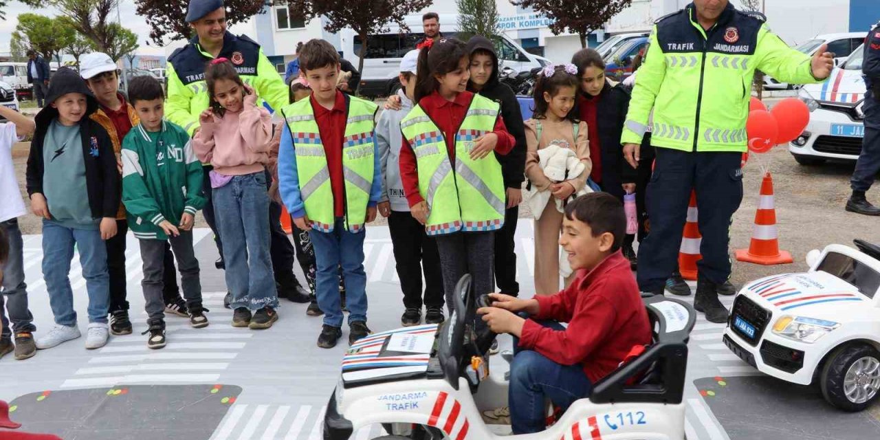 Minik Yürekler Büyük Kahramanlarla Buluştu