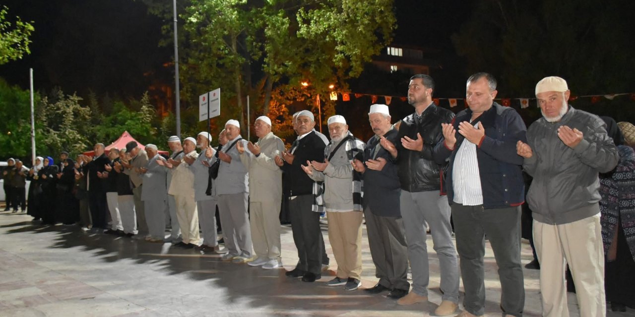 Osmaneli'nde Hacı Adayları Dualarla Uğurladı
