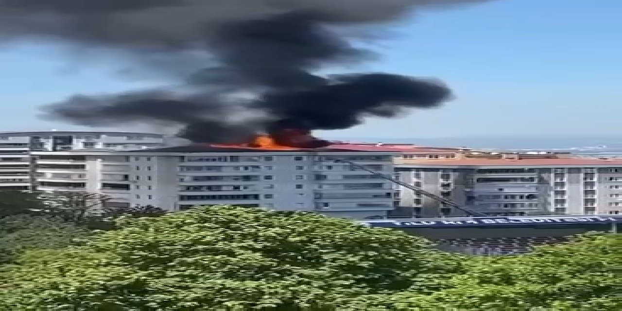 6 Katlı Binanın Çatısı Küle Döndü