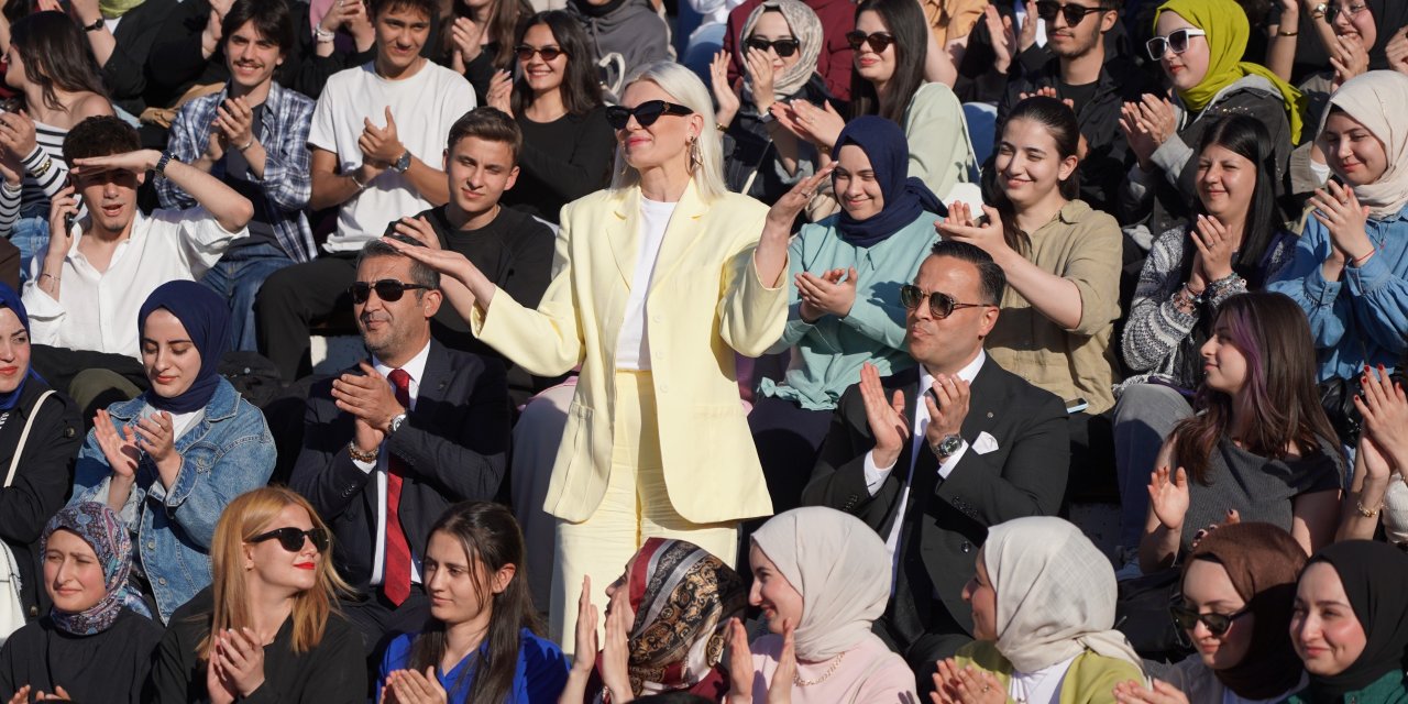 Gençler Amfi Tiyatroda buluştu
