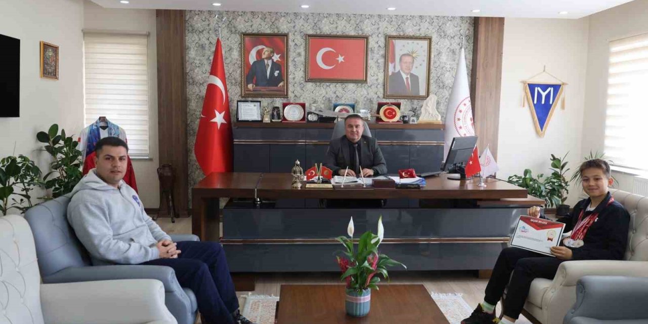 Başarılı Genç Sporcuyu Makamında Ağırladı