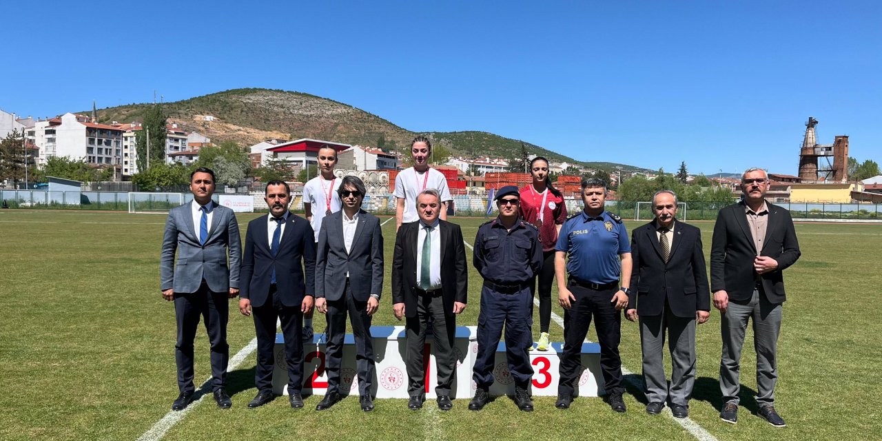 Kaymakam Öztürk Sporculara Madalyalarını Takdim Etti