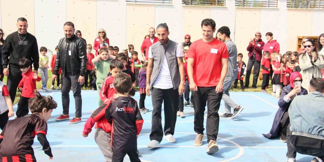 Futbolcular Özel Öğrencileri Ziyaret Etti