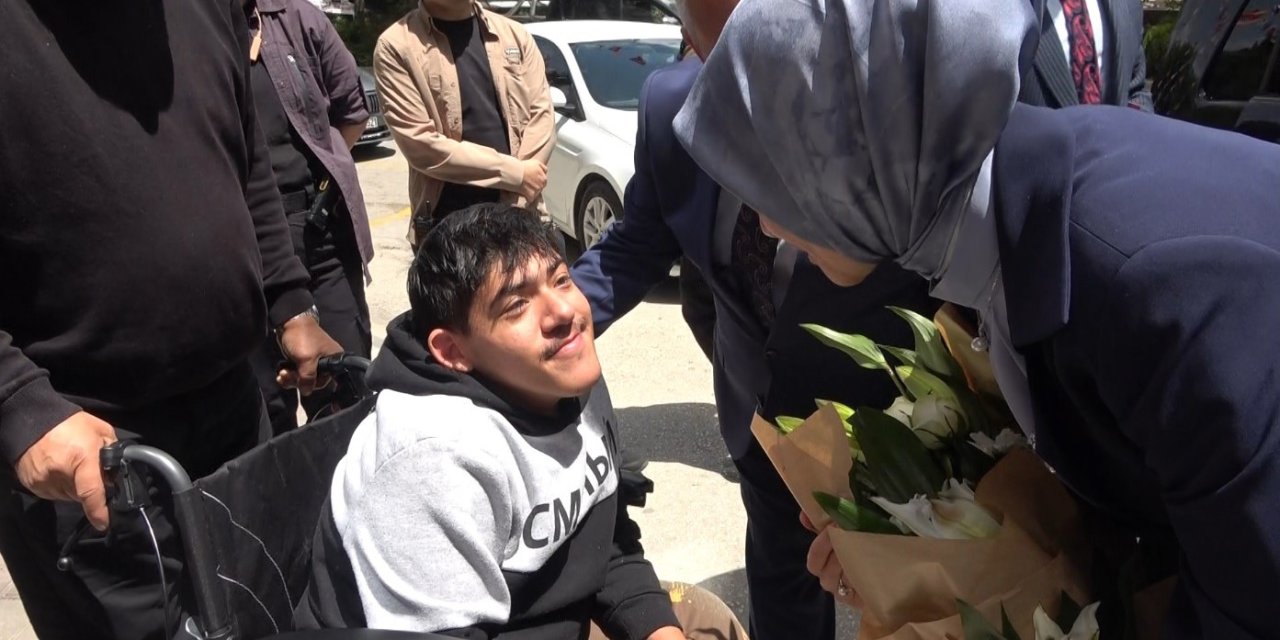 Bakan Mahinur Özdemir Göktaş’tan, Özel Gereksinimli Abdullah’a Yakın İlgi