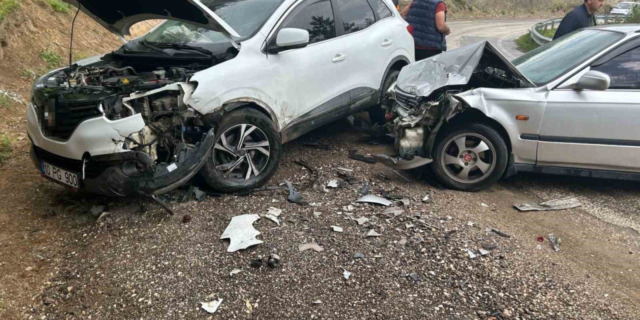 Otomobil İle Cip Kafa Kafaya Çarpıştı