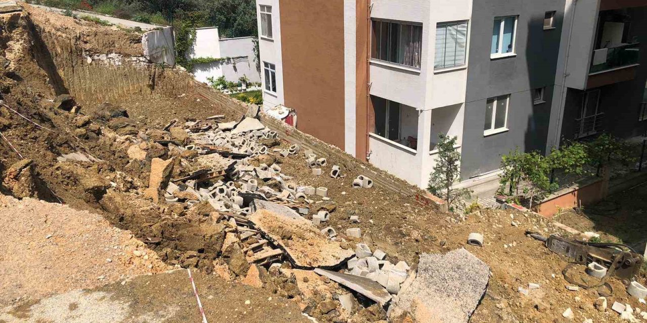 Belediyenin Hafriyat Aldığı Yerde Yol Çökmesi Meydana Geldi