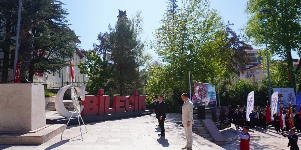 19 Mayıs Atatürk’ü Anma, Gençlik ve Spor Bayramı Çelenk Töreniyle Başladı