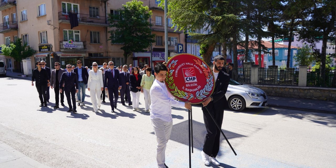 CHP’den alternatif çelenk sunma töreni