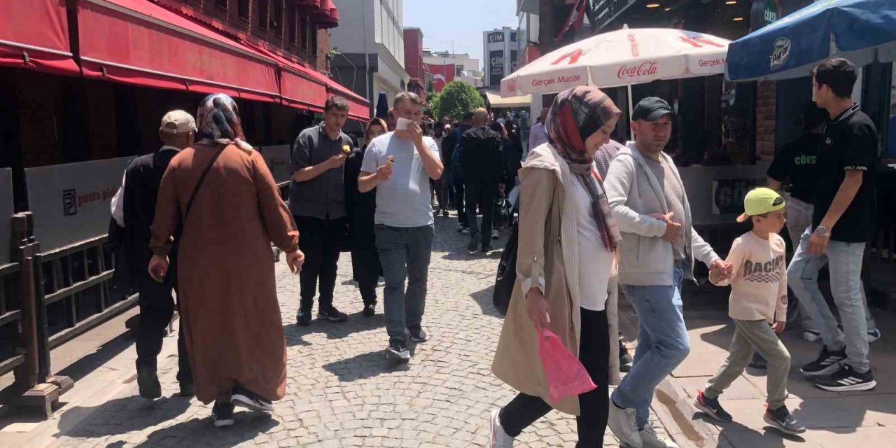 Sıcak Havayı Fırsat Bilen Vatandaşlar Çarşıya Akın Etti