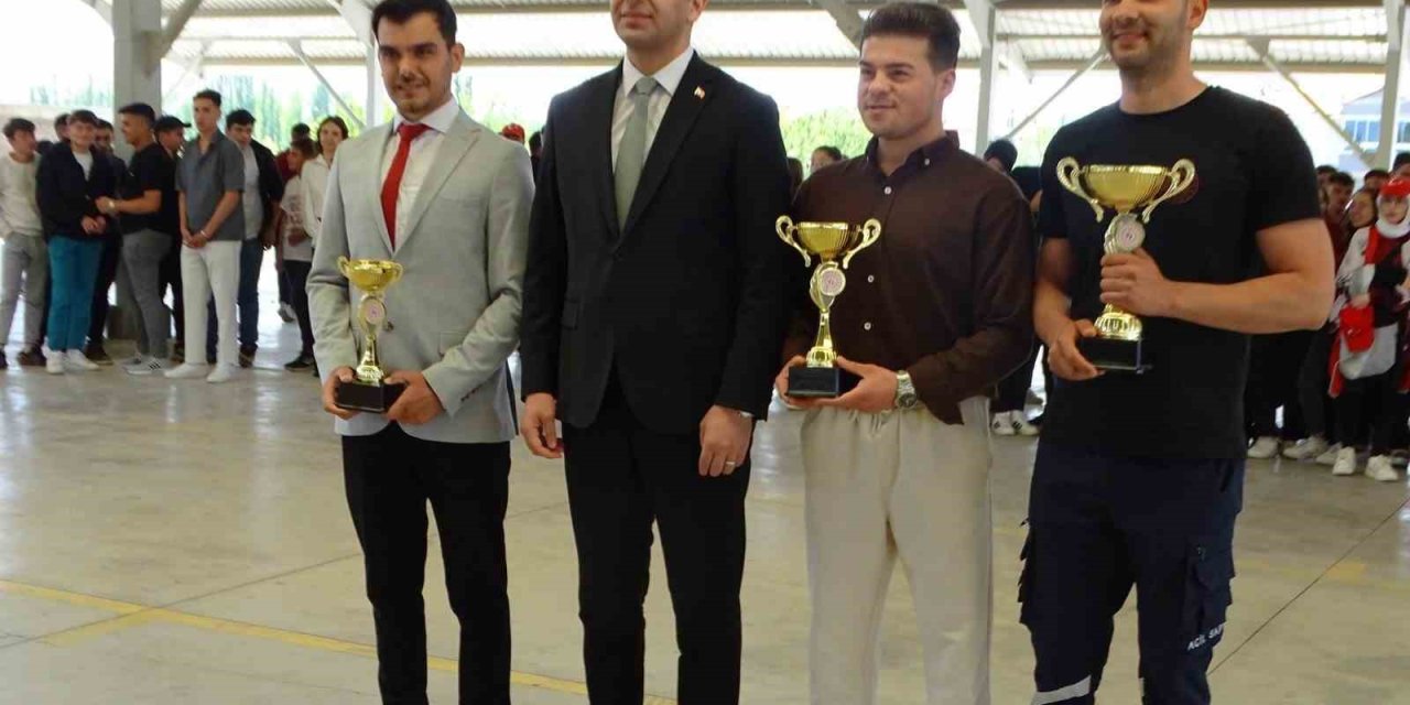 Yarışmalarda Dereceye Giren Öğrenciler Ödüllendirildi