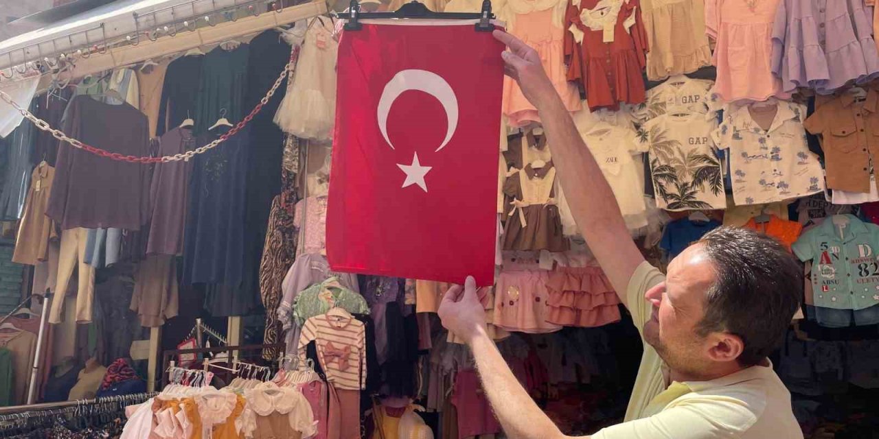 19 Mayıs’ta Dükkânlar Türk Bayraklarıyla Donatıldı