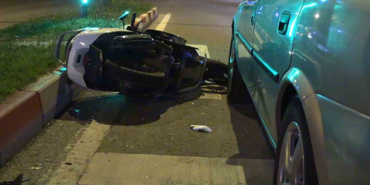Motosiklet 2 Otomobile Çarptı 1 Kişi Yaralandı