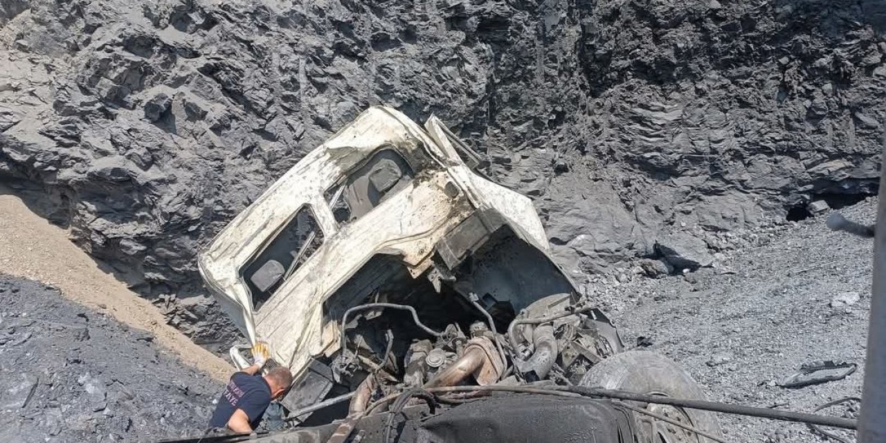 Uçuruma Yuvarlanan Hafriyat Kamyonunun Sürücü Hayatını Kaybetti