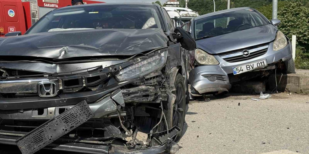 Otomobiller Çarpıştı 4 KişiYaralandı