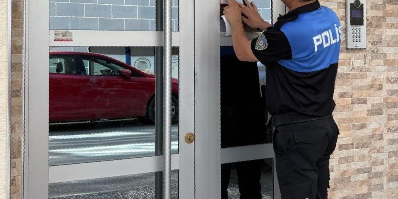 Binaların Giriş Kapılarına Binlerce ’Hırsızlık Açık Kapı Sever’ İsimli Etiket Yapıştırıldı