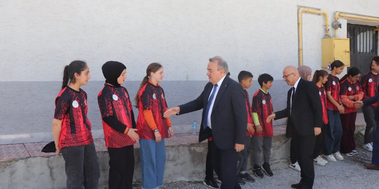 Kaymakam Öztürk'ten Başarılı Öğrencilere Tebrik Ziyareti