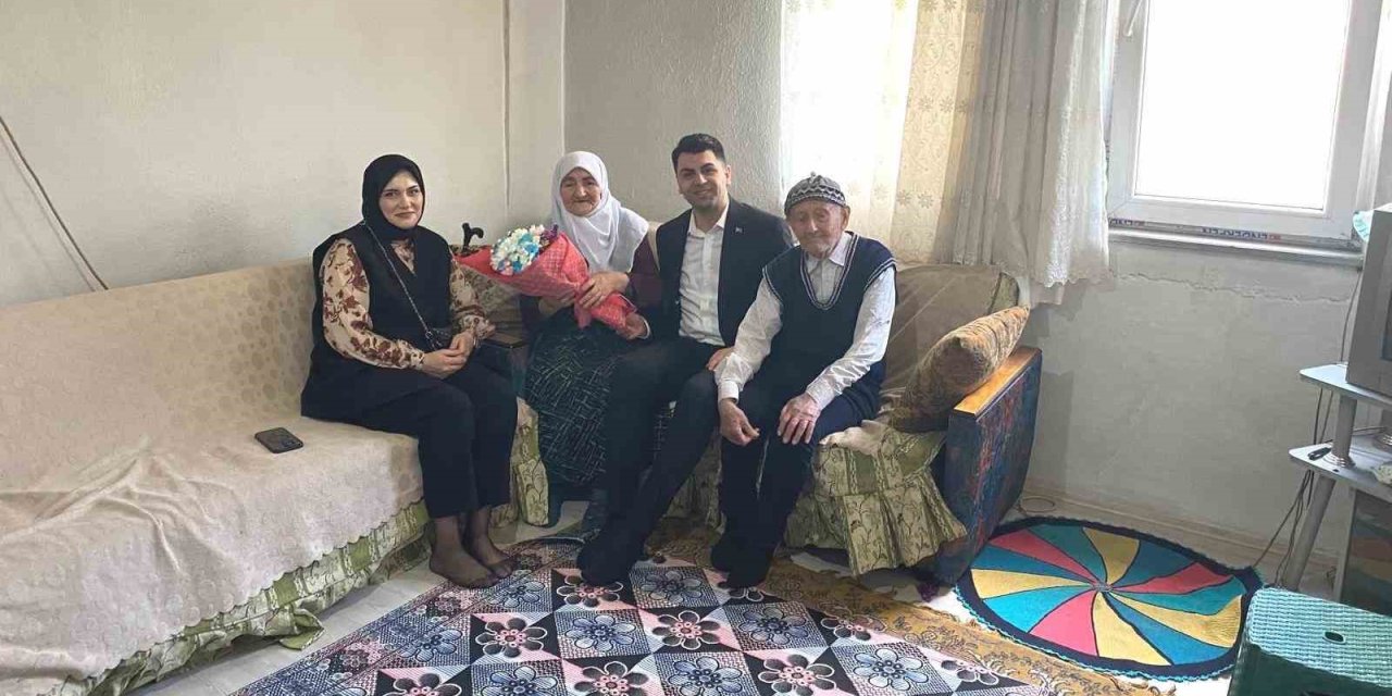 Hisarcık Kaymakamı Bahar’dan, 82 Yaşındaki Hafize Teyzeye Pastalı Doğum Günü Kutlaması