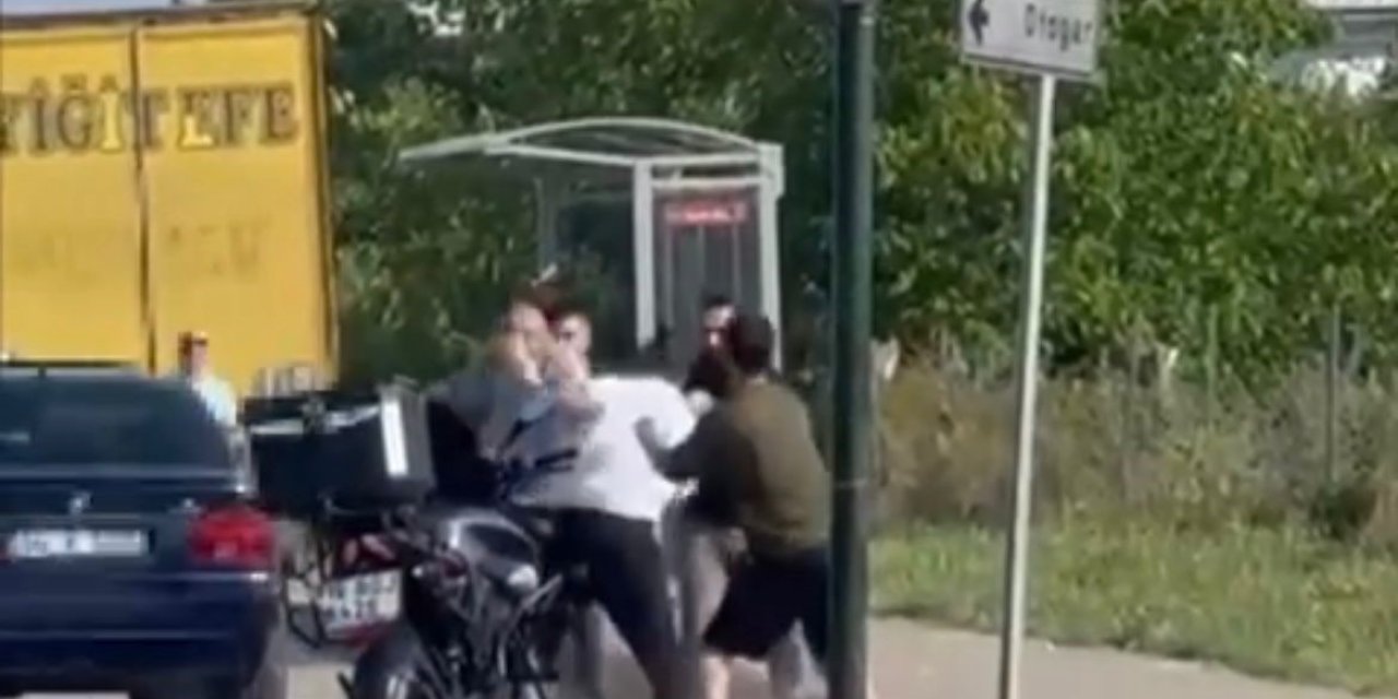 Anayol Boks Ringine Döndü! Trafik Durdu Yumruklar Havada Uçuştu