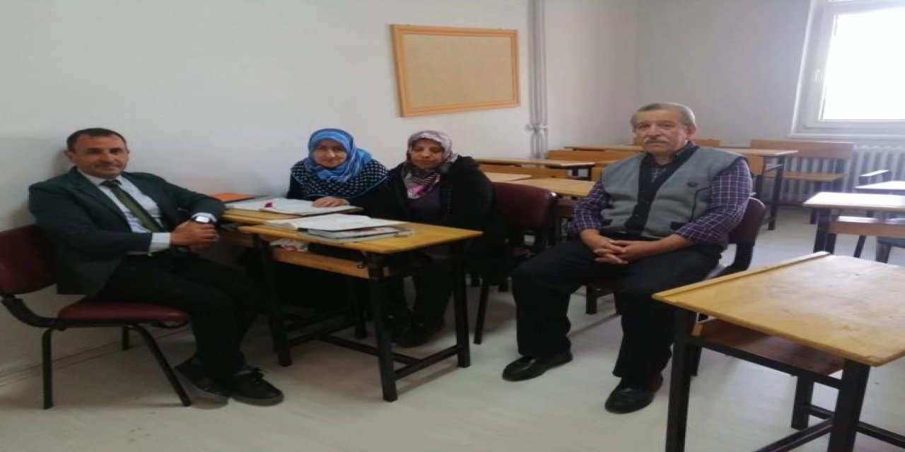 İlerlemiş Yaşlarına Rağmen Okuma Yazma Öğreniyorlar