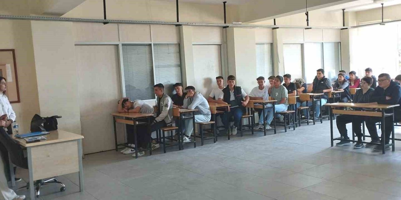 Lise Öğrencilerine Sağlıklı Yaşam Ve Hastalıklarla Mücadele Semineri Verildi
