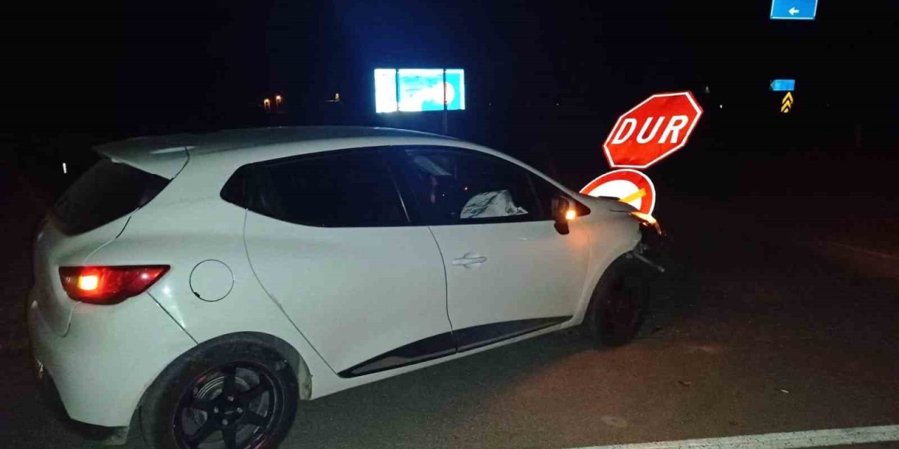 Ehliyetsiz Ve Alkollü Sürücü ’dur’ Levhasına Çarptı: 1 Yaralı