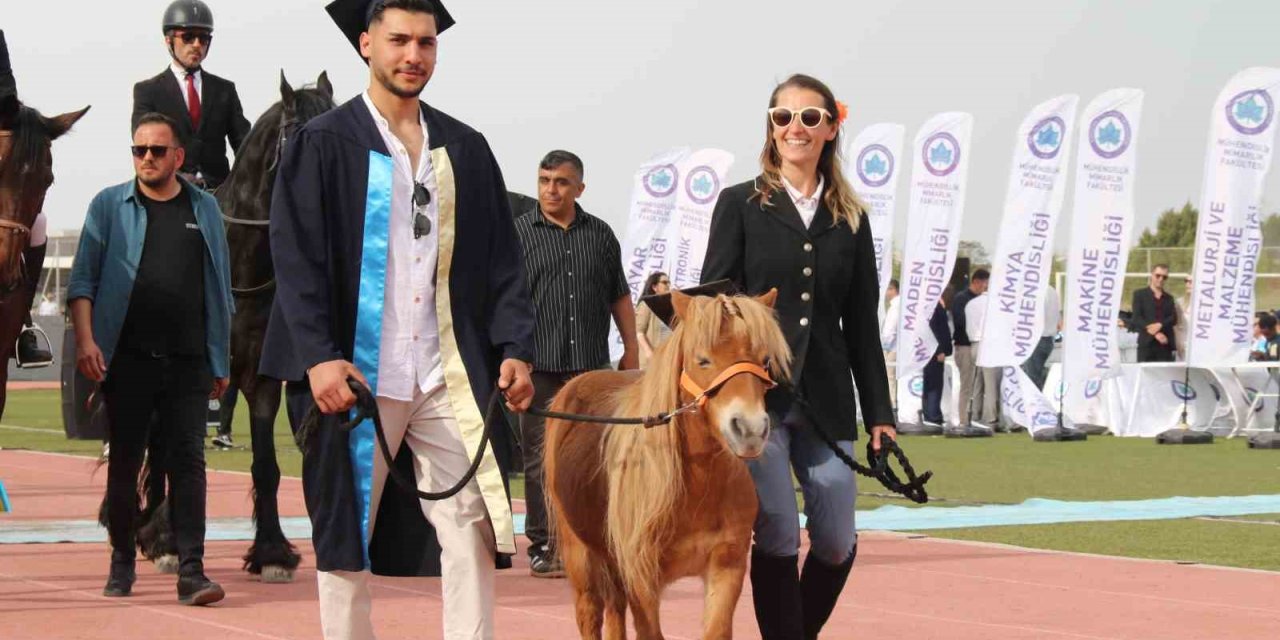 Kep Takan Sevimli At Öğrencilerle Birlikte Mezun Oldu