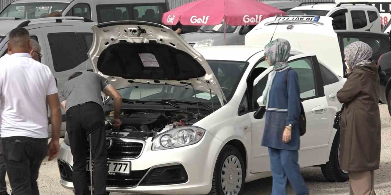 İkinci El Oto Pazarında Bayram Hareketliliği