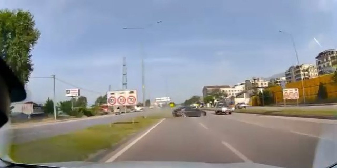 Otomobil Karşı Şeride Uçtu