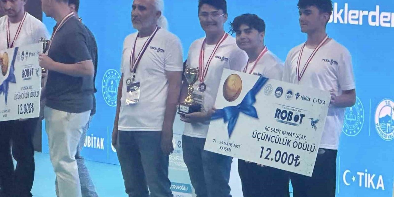 Öğrencilerden Uluslararası Robot Yarışması’nda Büyük Başarı
