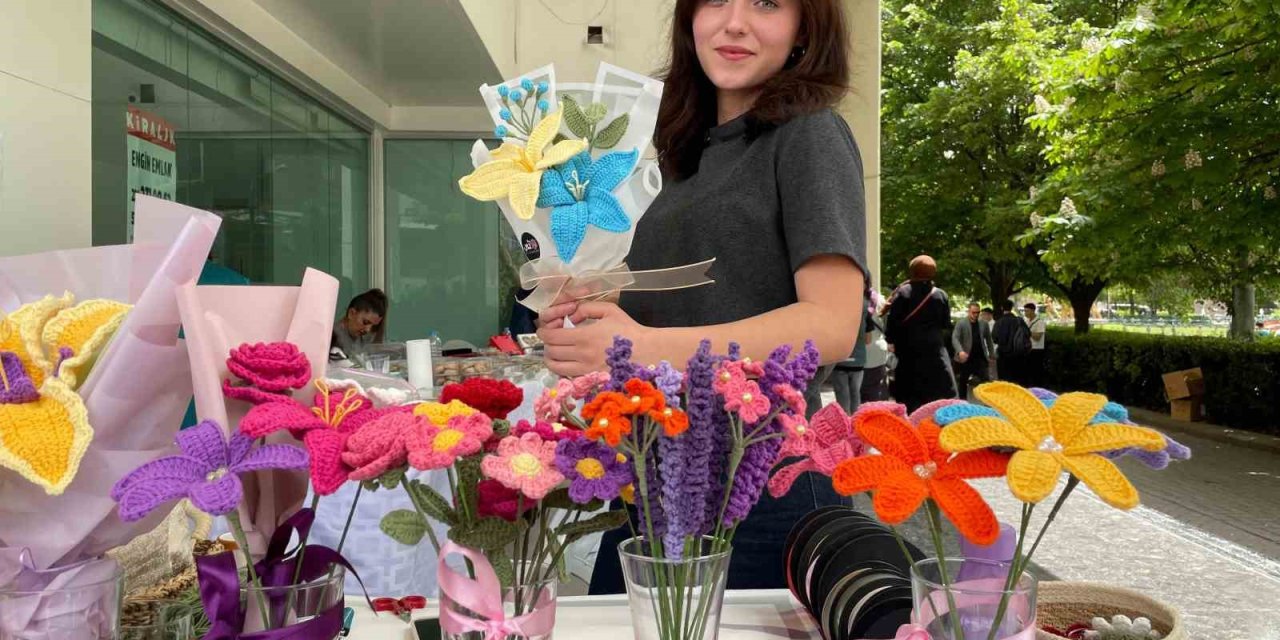 Örgü Sanatıyla Yapılan Solmayan Çiçekler