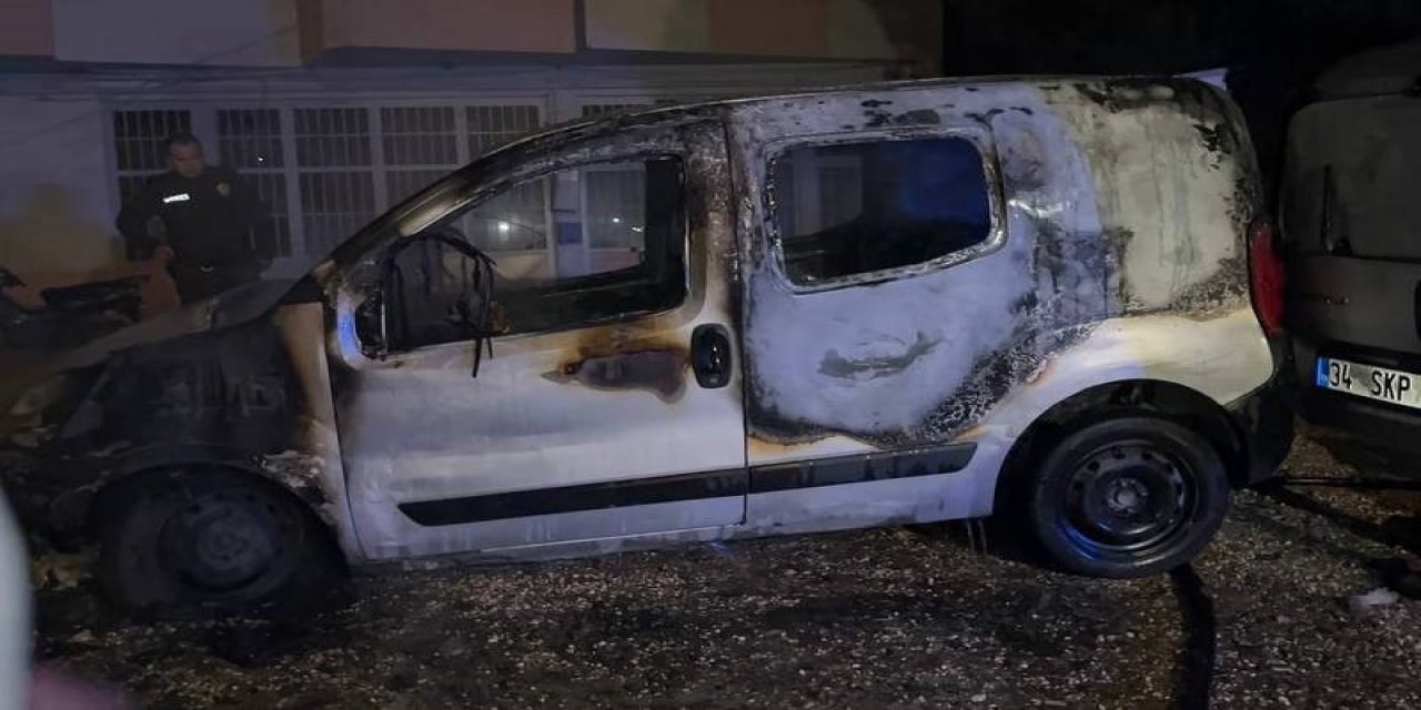 Park Halindeki Araç Alev Topuna Döndü