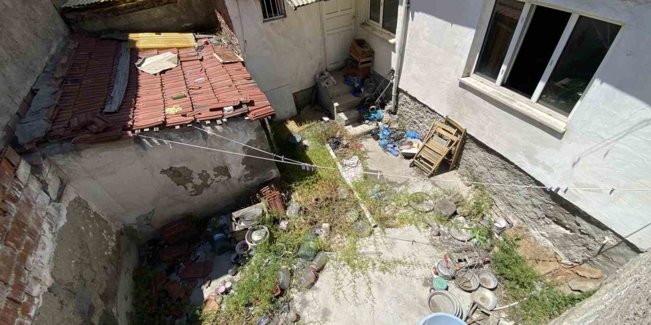 Çöp Ev Mahalleliyi İsyan Ettirdi