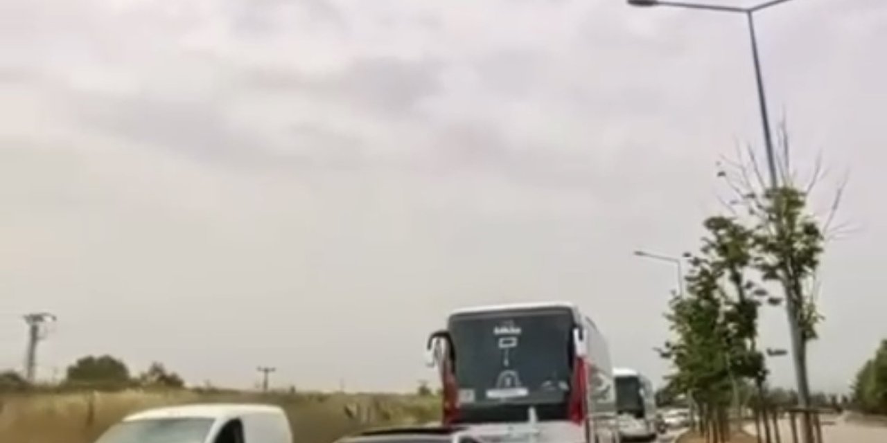 Yolcu Otobüsü Düğün Konvoyuna Girdi, Konvoyda Tehlikeli Anlar Kameraya Yansıdı