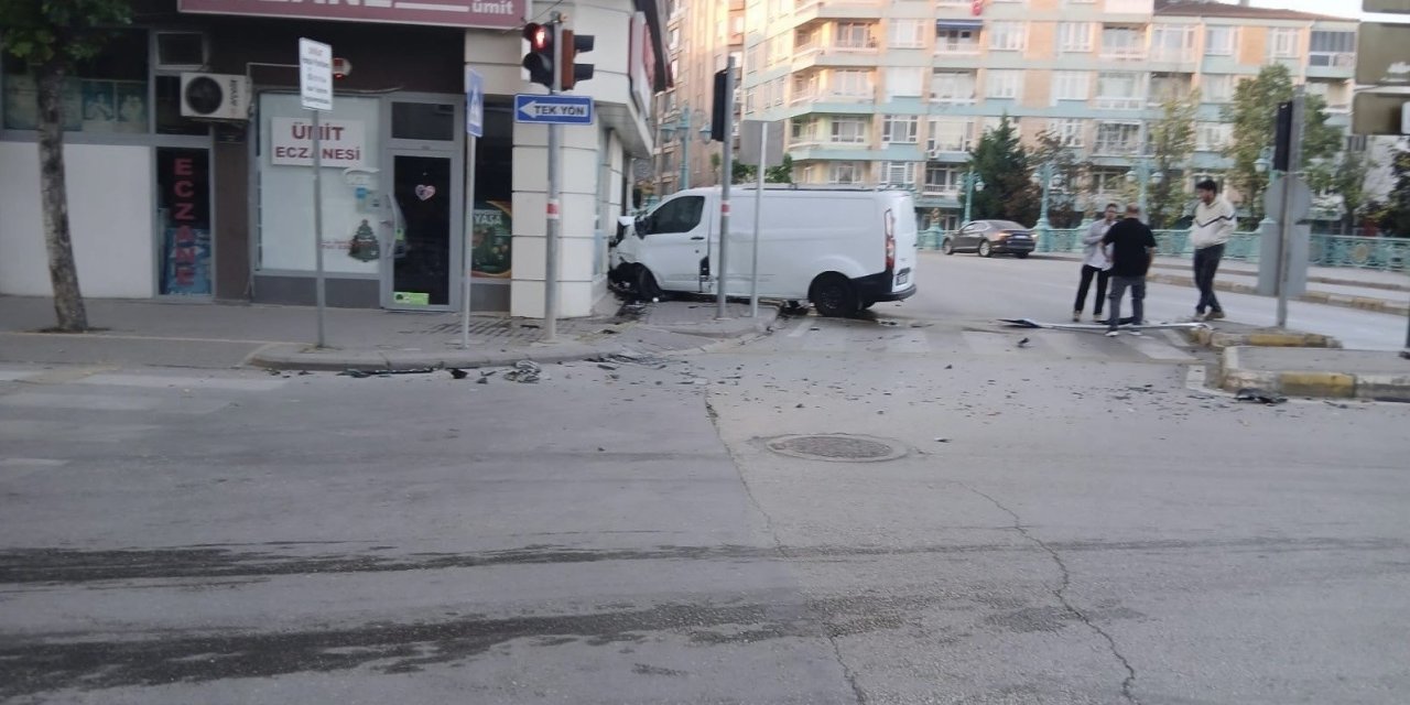 Kaza Yapan Araç İşletmenin Duvarına Çarptı