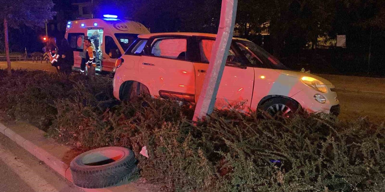 Kaza Sonrası Aracı Ve Yaralıları Bırakıp Kaçtı