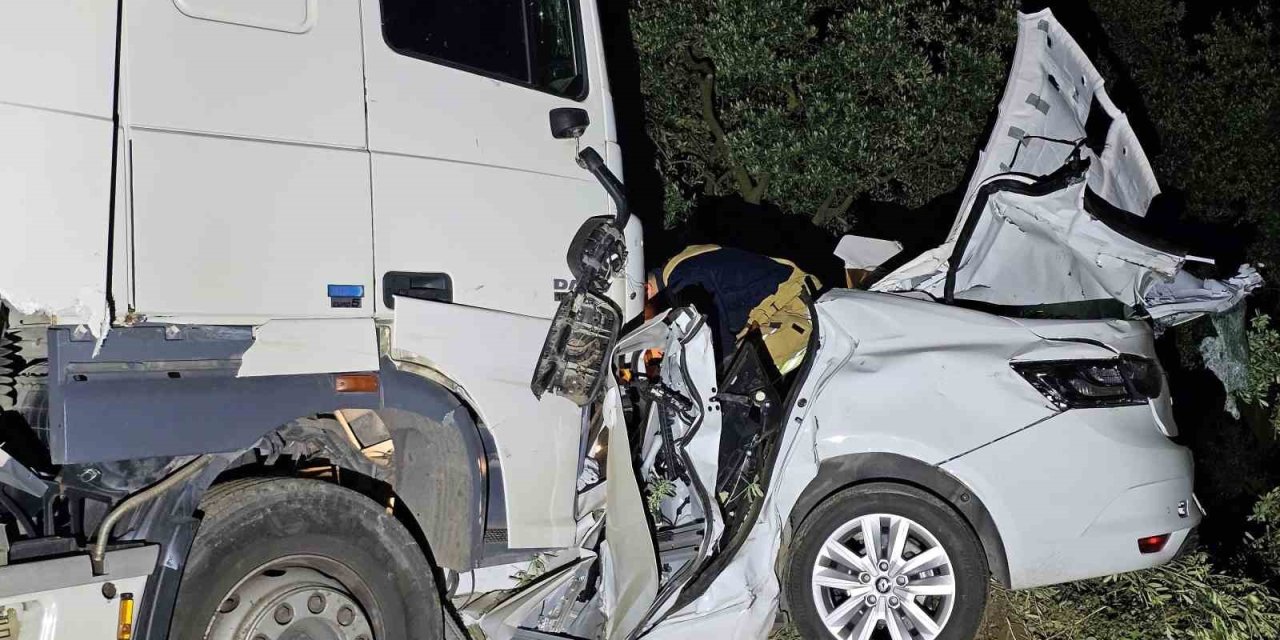 Feci Kaza: Tır Otomobili Biçti!