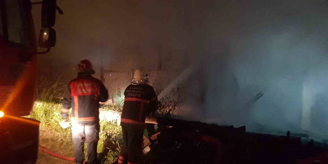 Samanlıkta Başlayan Yangın Ahşap Eve Sıçradı