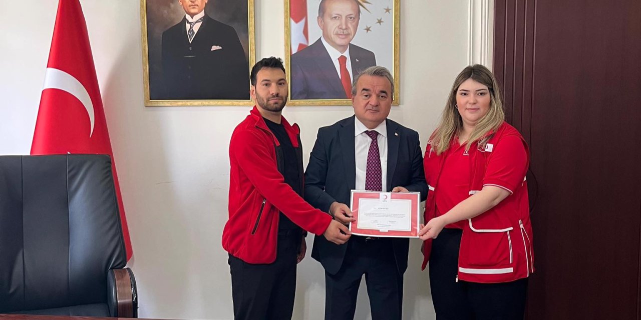 Kaymakam Öztürk'den Kızılay'a Kurban Bağışı