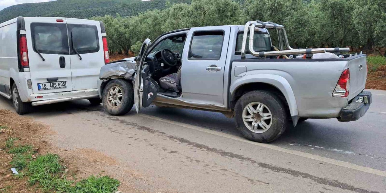 Minibüsle Kamyonet Çarpıştı