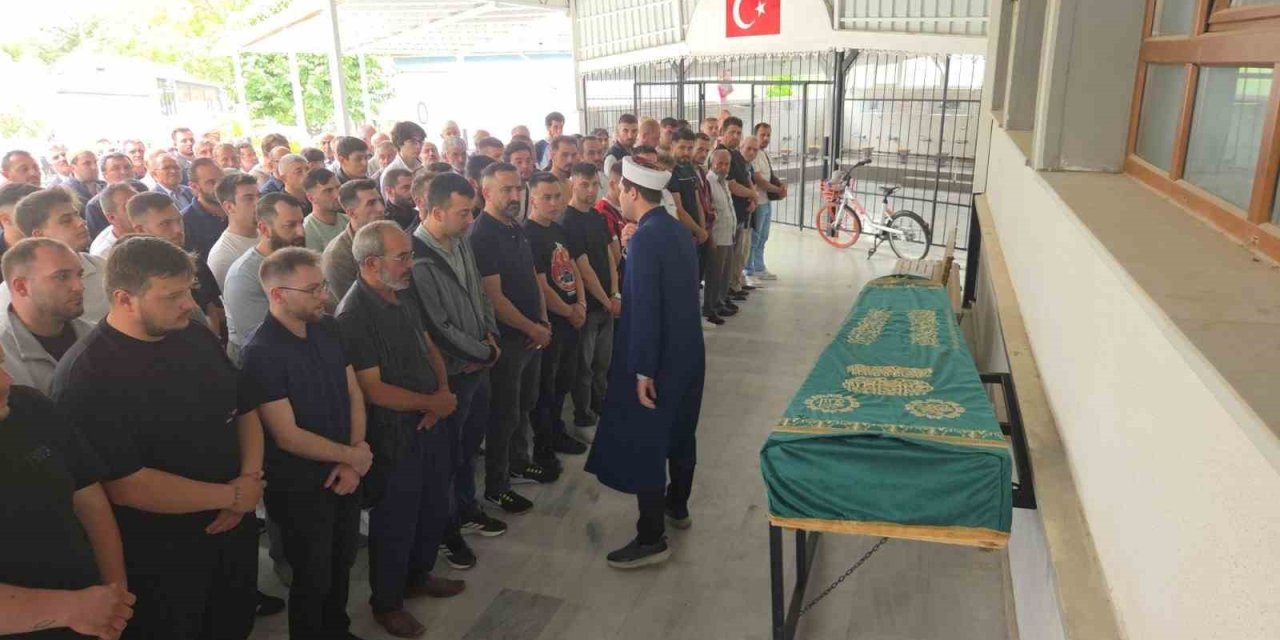 Bağ Evinde Balta İle Öldürülen 25 Yaşındaki Genç Toprağa Verildi