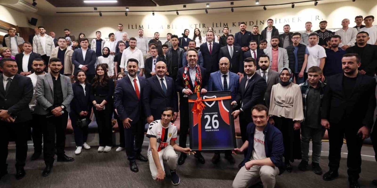 Bakan Bayraktar Gençlerle Buluştu