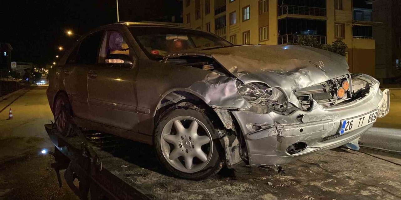 Ara Sokaktan Çıkan Araç Seyir Halindeki Otomobille Çarpıştı
