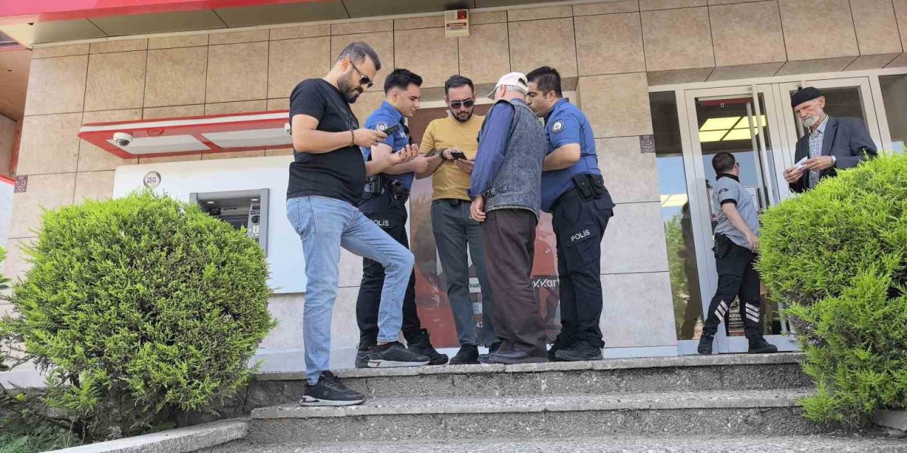 Yaşlı Adamın 100 Bin Lirasını Polis Ekipleri Kurtardı
