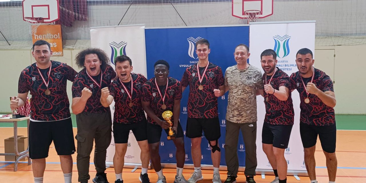 Futsal Turnuvasında Şampiyonlar Ödüllerini Aldı