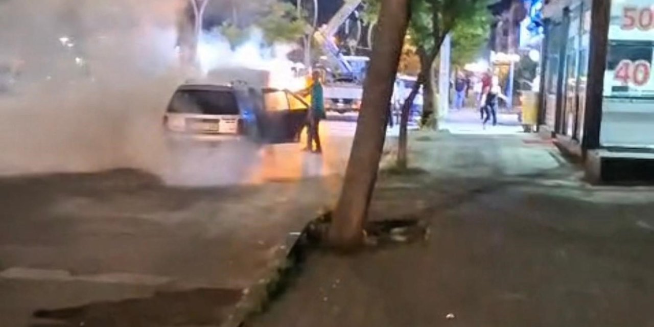 Otomobil Alevlere Teslim Oldu