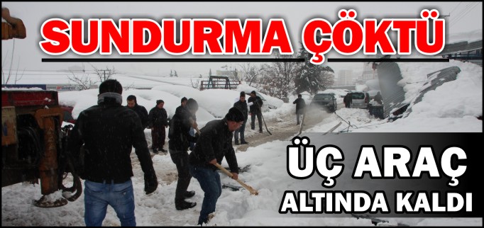 SUNDURMA ÇÖKTÜ, 3 ARAÇ ALTINDA KALDI